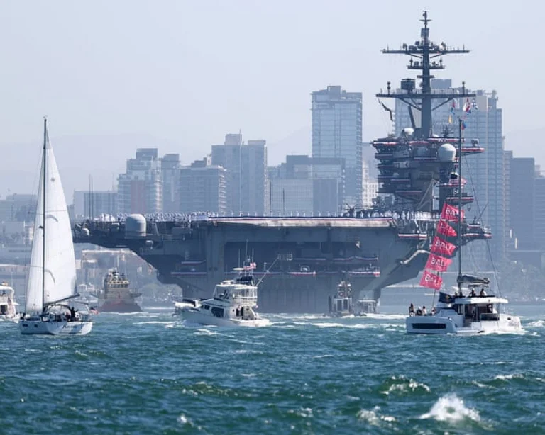 Le porte-avions USS Lincoln rentre à San Diego après un déploiement record de 260 jours en mer