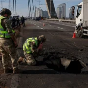 La Russie frappe un pont à Kyiv lors de la visite du chancelier allemand pour soutenir l&rsquo;Ukraine