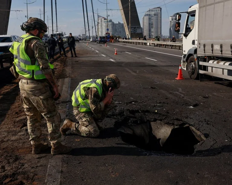 La Russie frappe un pont à Kyiv lors de la visite du chancelier allemand pour soutenir l&rsquo;Ukraine