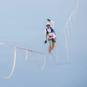 Le casse-cou estonien Jaan Roose s&rsquo;apprête à marcher sur une slackline à Séoul