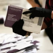 Le ministère de la Justice des États-Unis annonce l&rsquo;arrestation de 28 titulaires de cartes vertes en Californie