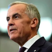 Mark Carney célèbre à l&rsquo;international tout en renforçant son pouvoir au Canada