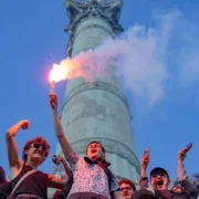 Les étudiants français manifestent, tandis que leurs homologues britanniques restent silencieux : analyse des raisons