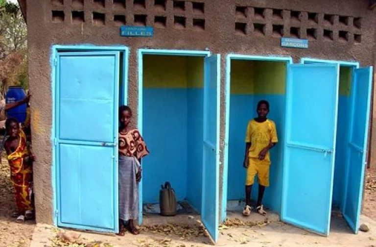 Une campagne pour améliorer l&rsquo;hygiène dans les écoles congolaises : des latrines dignes pour tous