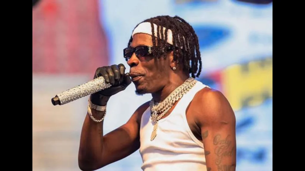 Shatta Wale défend les cybercriminels ghanéens lors du ShattaFest face à la crise économique
