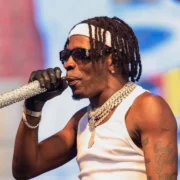 Shatta Wale défend les cybercriminels ghanéens lors du ShattaFest face à la crise économique