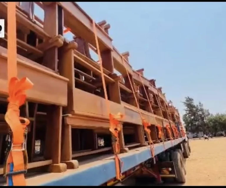 Distribution de 1300 bancs-pupitres à Lubumbashi pour améliorer les conditions scolaires