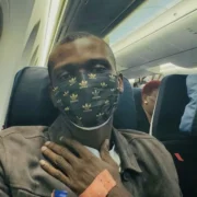 Le journaliste Gauthier Sey évacué à Paris pour des soins médicaux après son enlèvement à Kinshasa