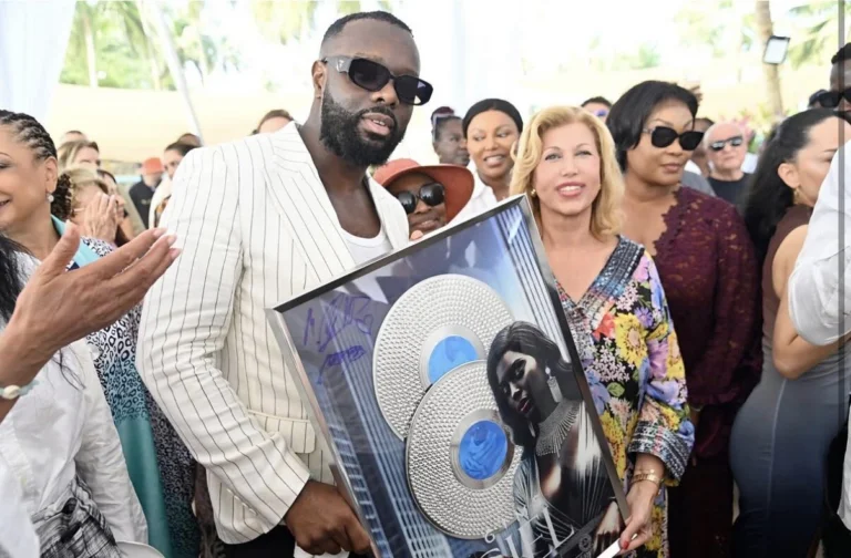 Maître Gims reçoit un double disque diamant pour &lsquo;Ciel&rsquo; lors du Dîner de Gala de la Fondation Children of Africa