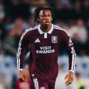 Liverpool s&rsquo;intéresse au jeune milieu de terrain Johan Manzambi d&rsquo;Aston Villa