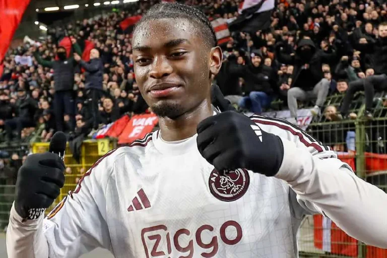 Jorthy Mokio brille en inscrivant un doublé avec l&rsquo;Ajax lors de sa victoire contre Groningue