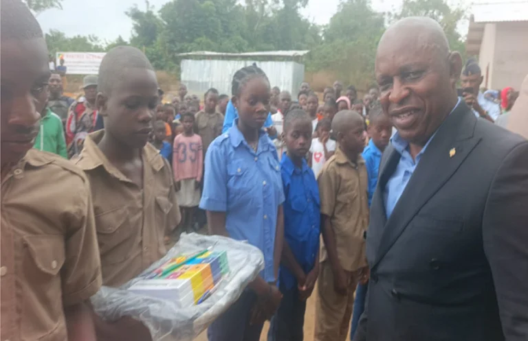 Rentrée scolaire réussie à Malélé grâce aux kits fournis par le député Paul Valise Matombé