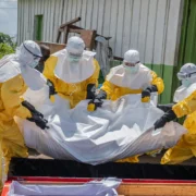 Transmission du virus Ebola : des survivants peuvent infecter par le sperme, pas par la sueur ou la salive