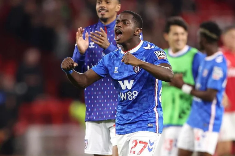 Galatasaray envisage de relancer le transfert de Noah Sadiki pour renforcer son milieu de terrain