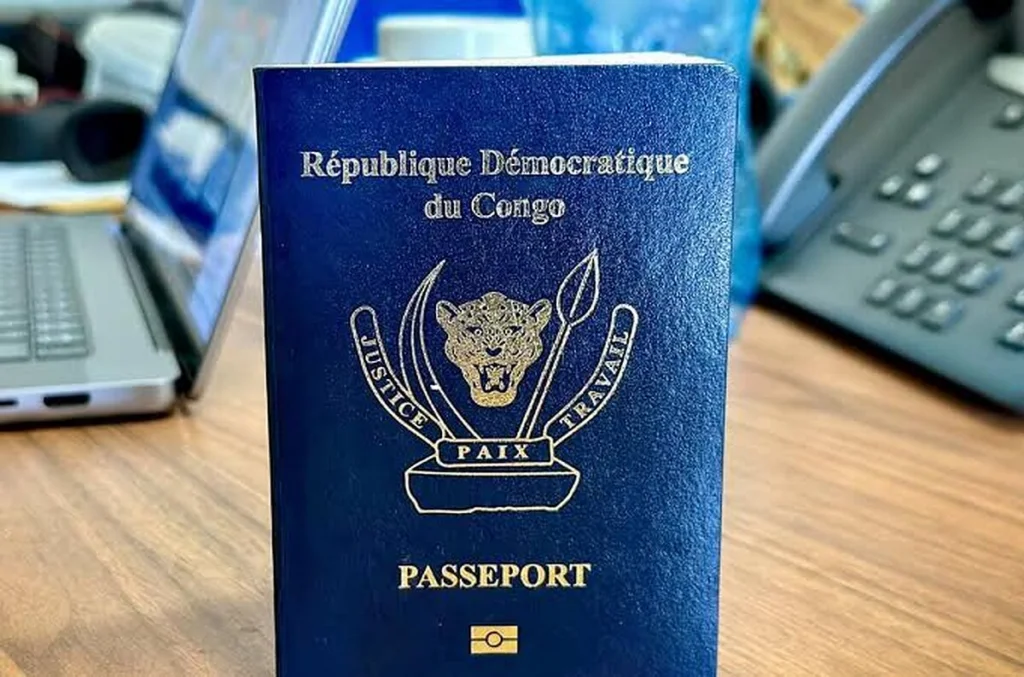 Passeport à Kinshasa : 75 dollars sur le papier, jusqu’à 300 dans les faits selon des requérants