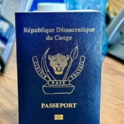 Passeport à Kinshasa : 75 dollars sur le papier, jusqu’à 300 dans les faits selon des requérants