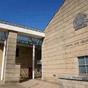 Un adolescent de 15 ans accusé de 22 infractions sexuelles envers huit filles, dont une mineure