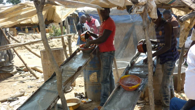 La Côte d’Ivoire renforce ses capacités pour lutter contre l’orpaillage illégal avec de nouveaux équipements