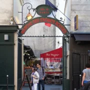 Un incendie ravage le marché des Enfants-Rouges à Paris, des pertes considérables à prévoir