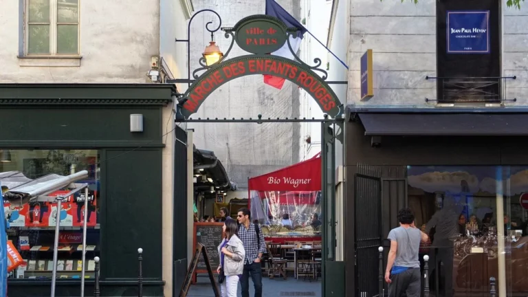 Un incendie ravage le marché des Enfants-Rouges à Paris, des pertes considérables à prévoir