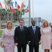 Emmanuel Macron en visite à Abidjan, tensions dans la filière cacao et auditions fiscales