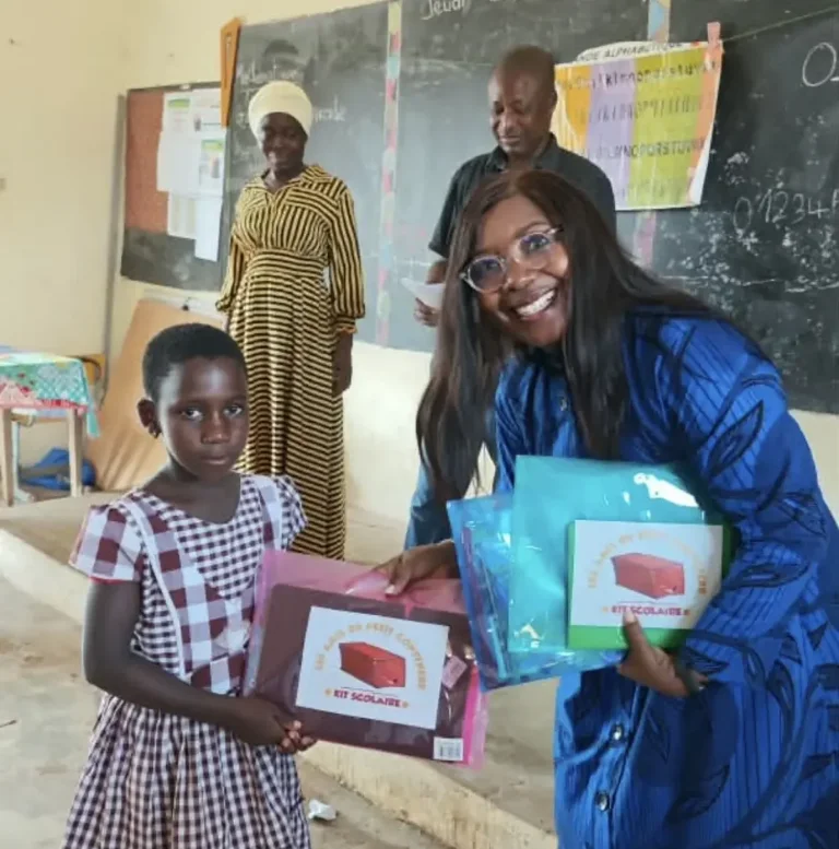 L’ONG ‘Les Amis du Petit Conteneur’ distribue 100 kits scolaires aux élèves d’Abraco à Jacqueville