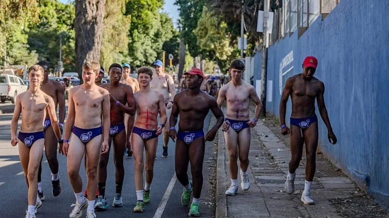 Une course en slips violets à Johannesburg pour sensibiliser au cancer de la prostate